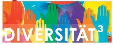 Vor einem bunten Hintergrund stehen acht Hände die von links nach rechts rot, orange, gelb, grün, dunkelblau, lila, orange und hellblau sind. Vor den Händen steht in weißer Schrift Diversität hoch drei.